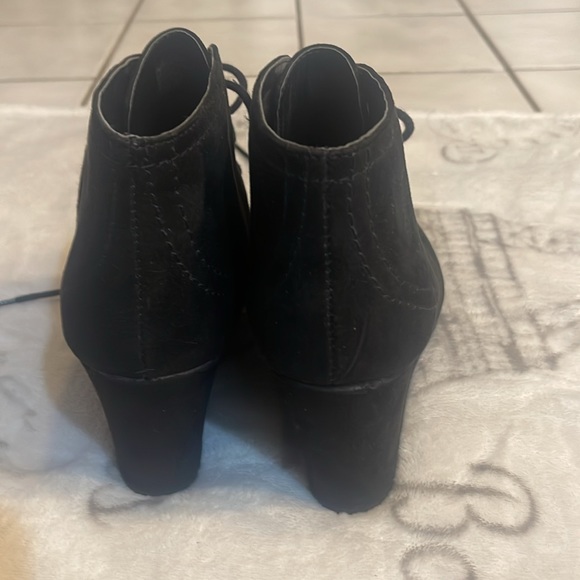 Women’s size 8.5 black suede short wedge boots - Picture 4 of 4
